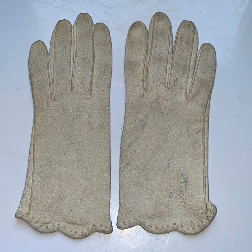 Vtg 50s/60s light gray pebbled‎ Leather gloves with scalloped hems at wrist